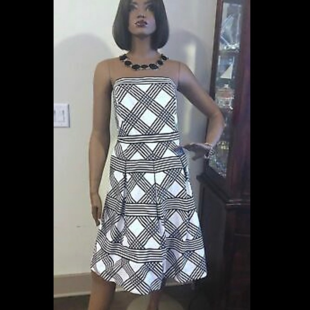 GORGEOUS STRAPLESS BLACK & WHITE BOX PLEATED EVENING DRESS